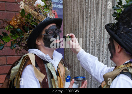 Penkhull Dommartedi Morris ballerini, nero-faced, che indossa lunghi stracci strappati, vestiti fatti con grandi bulloni materiale, vestiti & celebrazione di ballo, evento all'aperto, danzatore di strada, ballerini in costume a Holly Santo Day & assedio di Nantwich re-enactment. Il giorno santo di Holly commemora il sollevamento dell'assedio di Nantwich durante la guerra civile inglese il 25 gennaio 1644 e il nome deriva dalla gente del posto che indossa ciuffi di agrifoglio nei loro cappelli per celebrare. La commemorazione risale a più di 40 anni fa, quando una cerimonia di posa di una corona di agrifoglio è iniziata organizzata dalla Nantwich History Society Foto Stock