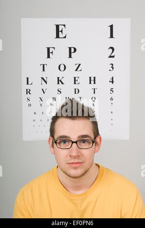 Uomo seduto di fronte grafico oculare Foto Stock