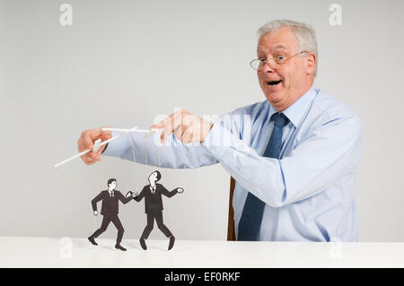 L'uomo gioca con marionette Foto Stock