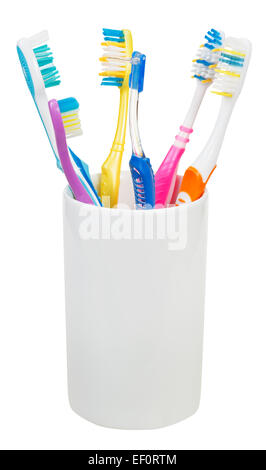 Cinque spazzolini da denti e scovolino in vetro ceramica - family set di spazzolini da denti isolati su sfondo bianco Foto Stock