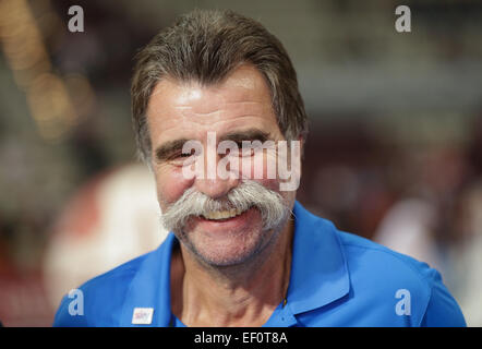 Ex testa tedesco coach Heiner Brand ride dopo la di pallamano campionato mondiale 2015 Gruppo D match tra Germania e Arabia Saudita a Lusail Sala multiuso a Lusail al di fuori di Doha, Qatar, 24 gennaio 2015. Foto: Axel Heimken/dpa Foto Stock