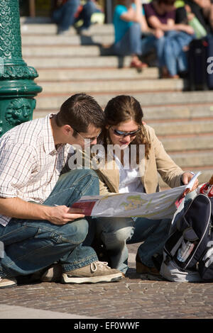 Giovane guardando una mappa a Venezia Italia Foto Stock