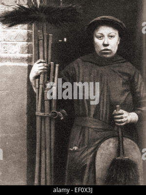 Le donne che prendono più degli uomini di lavoro durante la Prima Guerra Mondiale. Uno spazzacamino. Da Foto Stock