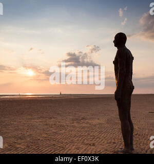 "Un altro luogo", [Antony Gormley] scultura, [Crosby Beach], Merseyside England, Regno Unito Foto Stock