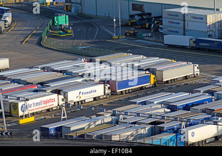 Dover porto orientale.autocarri attendere per il loro passaggio alla Francia. Foto Stock