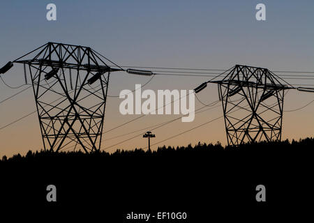 Torri di trasmissione (elettricità piloni) al tramonto vicino a Washougal Marina lungo il fiume Columbia, Washington, Stati Uniti d'America in luglio Foto Stock