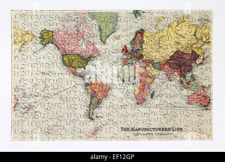 1930 Mappa mondo jigsaw prodotta a nome del fabbricante della compagnia di assicurazioni sulla vita ora Munulife (Dimensioni reali: 480mm x 312mm) Foto Stock