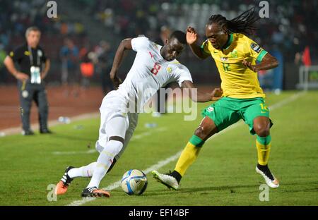 Equitorial Guinea. 23 gen 2015. Coppa d'Africa delle nazioni di calcio. Sud Africa contro il Senegal. Reneilwe Letsholonyane (AFS) contestata da Cheikhou Kouyaté (SEN) © Azione Sport Plus/Alamy Live News Foto Stock