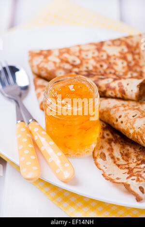 Inceppamento arancione con crepes, vicino il fuoco selettivo Foto Stock