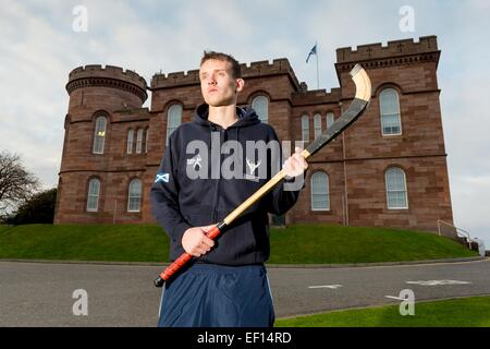 La Scozia il portiere Stuart Macdonald al di fuori del castello, Inverness. Photocall davanti alla Shinty / Hockey irlandese internazionali 2014. Foto Stock