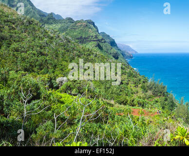 La costa di Na Pali in Kauai, con vista di escursionisti sul Kalalau Trail Foto Stock