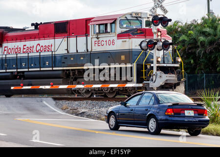 Stuart Florida,US Highway Route 1,strada,autostrada,attraversamento ferroviario,treno,locomotiva,Florida East Coast,FL141120097 Foto Stock