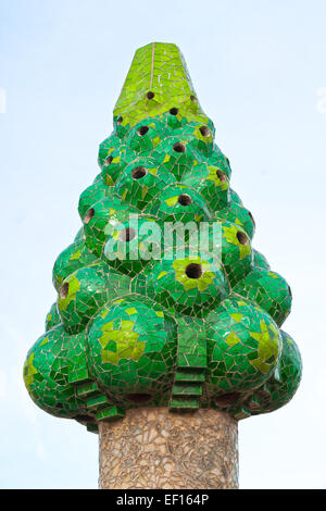Barcellona, Spagna - 20 dicembre: Il mosaico camini fatta di rotture di piastrelle di ceramica sul tetto di Palau Güell , uno dei primi compressori GA Foto Stock
