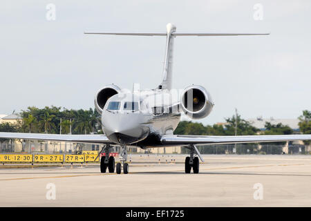Luxury private jet in rullaggio a terra Foto Stock