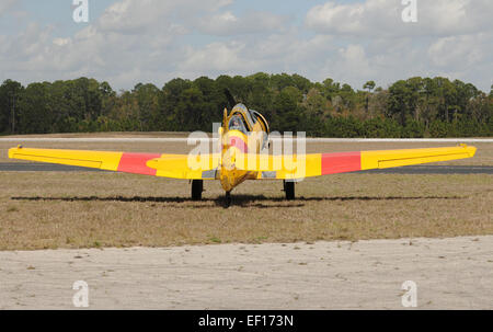 Vintage elica aereo dipinto in colore giallo Foto Stock