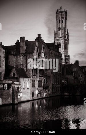 Belfort-Hallen torre campanaria dal canale in corrispondenza di Rozenhoedkaai accesa fino al crepuscolo, Bruges, Belgio Foto Stock