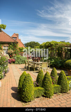 Terrazza con cortile giardino a East Ruston Old Vicarage Gardens, Norfolk Foto Stock