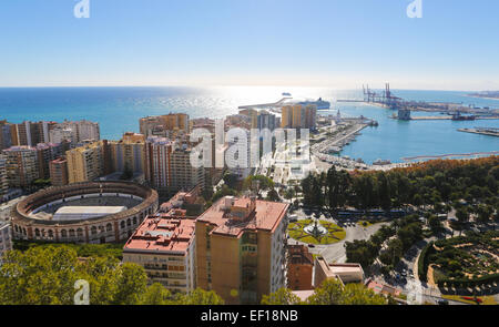 Panorama sul porto di Malaga, Andalusia, Spagna, con la famosa arena La Malagueta sulla sinistra. Foto Stock