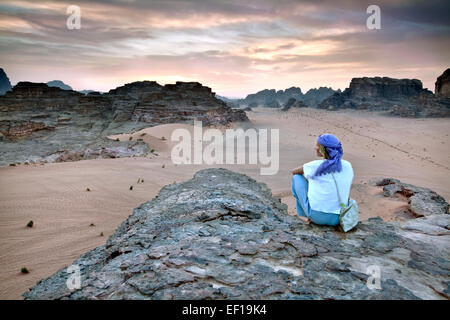 La ragazza che si affaccia Wadi Rum in Giordania Foto Stock