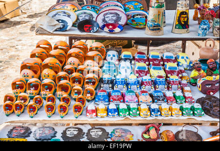 Locali tipici souvenir stradale in stallo la visualizzazione di modelli di vetture cubano e coco-taxi per la vendita come souvenir turistici, Trinidad, Cuba Foto Stock