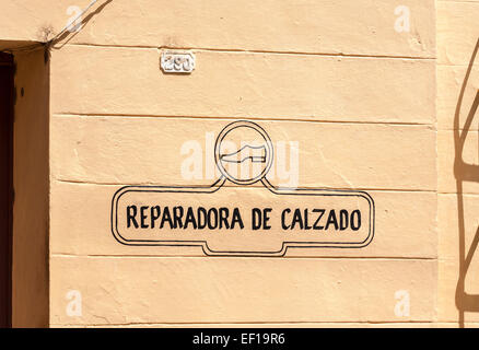 Esterno tipico segno retail dipinta su un muro esterno la pubblicità di una calzatura officina di riparazione o il comando cobbler ("Reparadora de Calzado'), Trinidad, Cuba Foto Stock