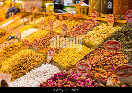 Tipiche spezie e tisane in vendita nei mercati turco Foto Stock