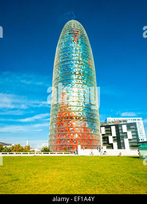 Barcellona, Spagna - 19 dicembre: Torre Agbar sul distretto tecnologico sul dicembre 19, 2011 a Barcellona, Spagna. Questo 38 piani t Foto Stock