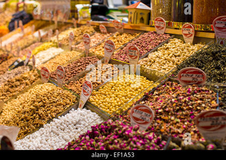 Tipiche spezie e tisane in vendita nei mercati turco Foto Stock