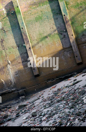 Massi lungo il fiume Tamigi Foto Stock