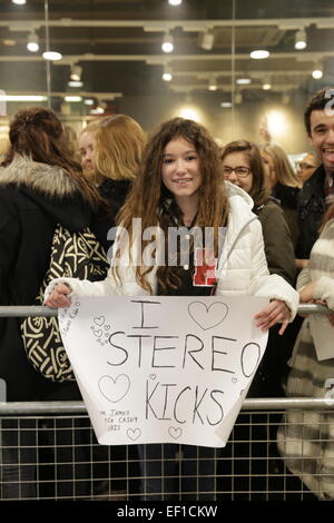 02 Academy di Londra, Regno Unito. Il 24 gennaio, 2015. Stereo calci sono finalista nel 2014 x fattore TV talent show getting avviato dopo essere stato eliminato nella settimana 8 contro Lauren Platt. La banda 5 finiti in generale la concorrenza. Foto di tifosi coda fuori sede. Credito: David Stock/Alamy Live News Foto Stock