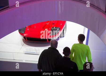 Detroit, Michigan - Visitatori guardare oltre le auto sul display al North American International Auto Show. Foto Stock