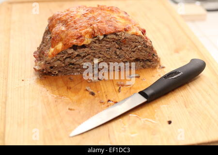 Succosa polpettone su un tagliere di legno Foto Stock