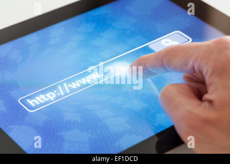 Ricerca su Internet usando un tablet Foto Stock