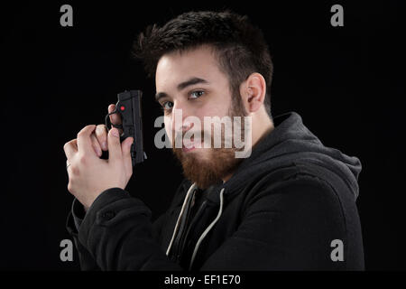 Pizzetto Giovane Uomo in camicia di contenimento pistola di piccole dimensioni Foto Stock