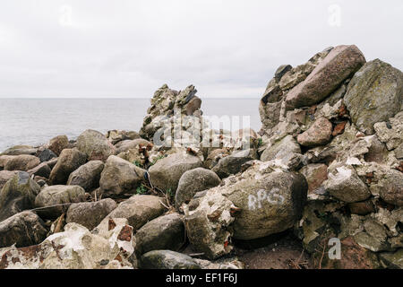 Rocce e rovine di demolita faro sul punto della Cape Kolka, Lettonia Foto Stock
