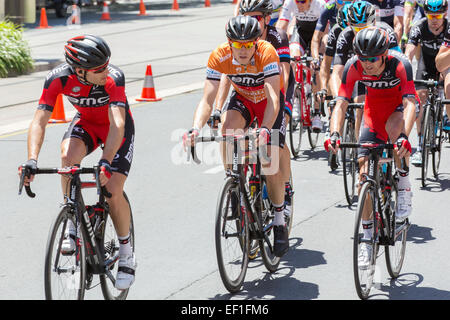 Rohan Dennis (AUS) da BMC Racing Team (USA) (centro) circondato da BMC compagni di squadra durante la fase 6 del 2015 Tour Down Under. Dennis ha continuato a essere il vincitore del Tour. Foto Stock