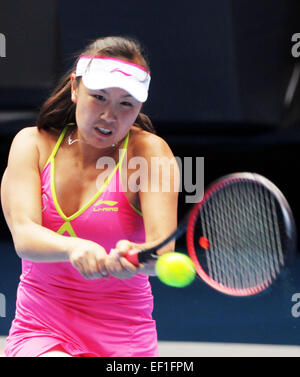 Melbourne, Australia. 25 gennaio, 2015. Peng Shuai della Cina restituisce la sfera durante il singolare femminile quarto round match contro Maria Sharapova della Russia presso l'Australian Open Tournament a Melbourne, Australia, 25 gennaio, 2015. Maria Sharapova ha vinto 6-3 6-0. © Jin Linpeng/Xinhua/Alamy Live News Foto Stock