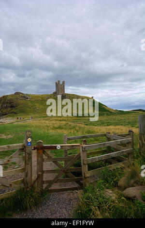 Il castello di Dunstanburgh sulla costa di Northumberland. Foto Stock