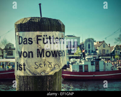 Segno sul mercato del pesce di Warnemuende (Germania). Foto Stock