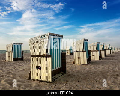 Sedie a sdraio sulla riva del Mar Baltico in Warnemuende (Germania) Foto Stock