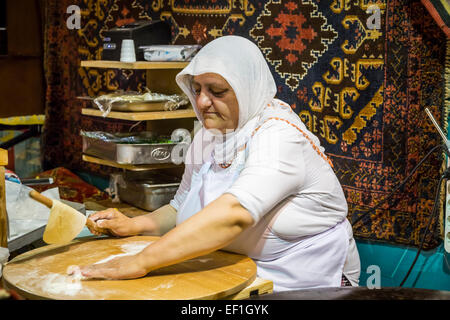 Una donna turca che la preparazione di feta fresca gozleme presso un ristorante di strada nella zona di Sultanahmet, Istanbul, Turchia, Eurasia. Foto Stock