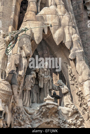 In Spagna, in Catalogna , Barcellona. Redentiva Sagrada Familia . Gruppo scultoreo sul racconto biblico sulla facciata del tempio. Foto Stock