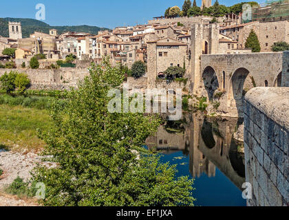 La prima menzione del castello a Besalu , attorno al quale la città è stata formata , fare riferimento al X secolo . Le torri del castello sul colle Foto Stock