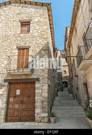 La prima menzione del castello a Besalu , attorno al quale la città è stata formata , fare riferimento al X secolo . Le torri del castello sul colle Foto Stock