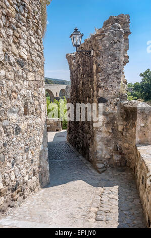 La prima menzione del castello a Besalu , attorno al quale la città è stata formata , fare riferimento al X secolo . Le torri del castello sul colle Foto Stock