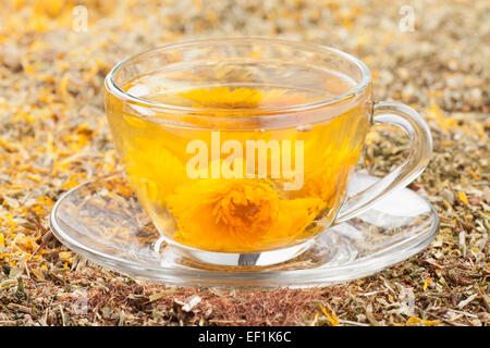 Tazza di tè alle erbe e alle erbe curative Foto Stock