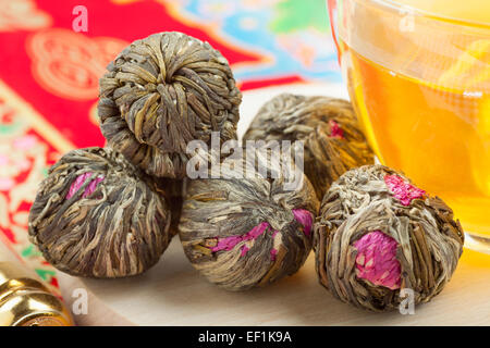 Il tè verde cinese palle con fiori, tazza da tè Foto Stock