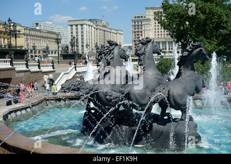 Quattro cavalli di bronzo all'interno delle quattro stagioni fontana da Zurab Tsereteli, Manezhnaya Square, Mosca, Russia Foto Stock