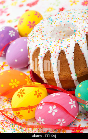 Torta di Pasqua e uova colorate Foto Stock