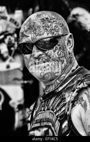 Biker maschio con tatuaggi sul viso e corpo Foto Stock